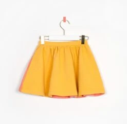 Rock "twirling" In Gelb